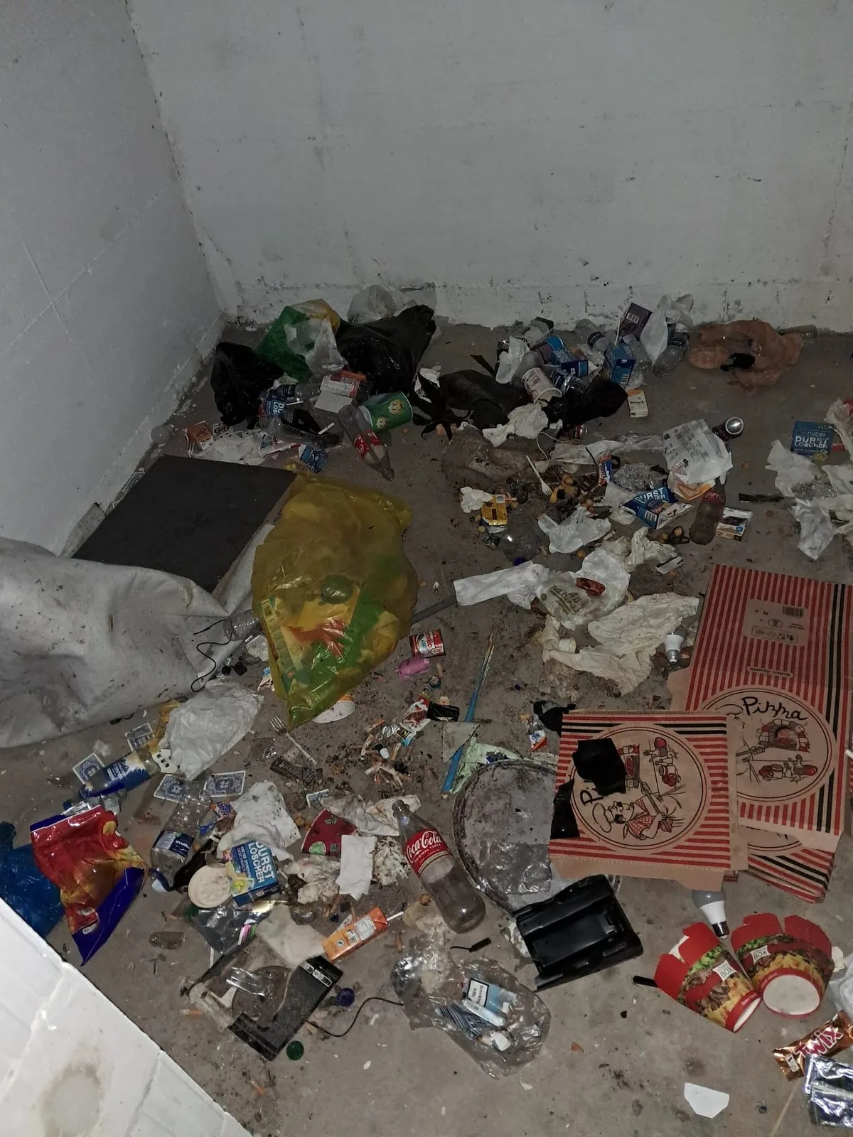 Vermüllter Kellerraum vor Entrümpelung Dortmund