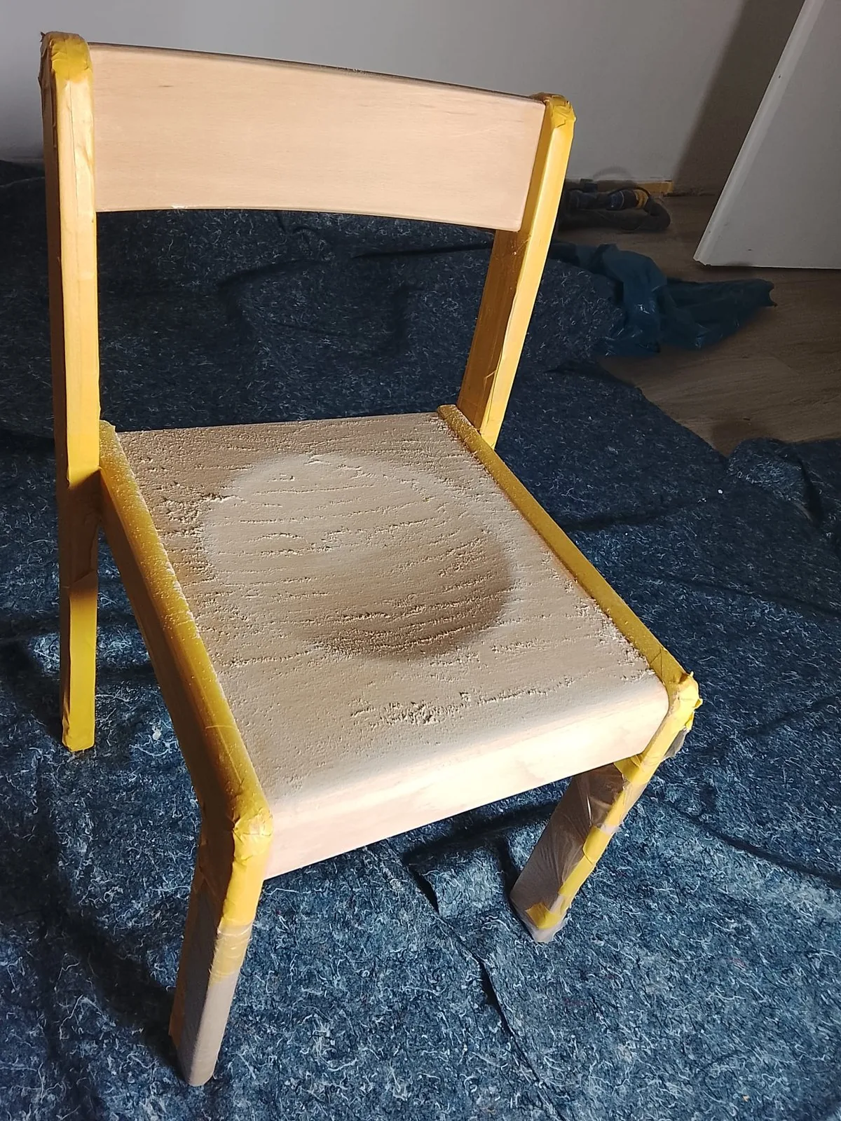 Abgenutzter vergilbter Polstersessel vor der Restauration Dortmund